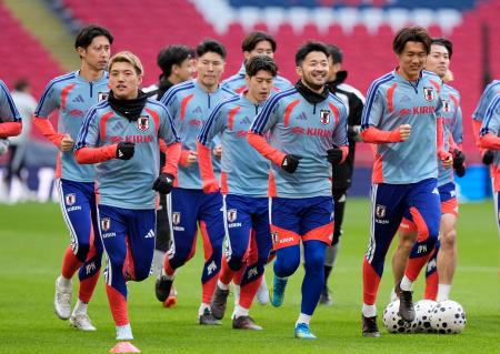 サッカー日本代表試合会場で調整　堂安らが球回しし体を動かす