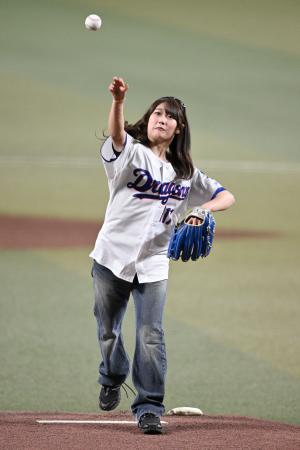 スノボ「金」村瀬心椛が始球式　「五輪より体が震えた」と笑み