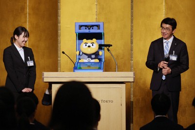 入社式にもAI　新入社員の「30年後」投影　AI社長と質疑も