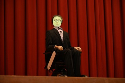 創立者再現したAIロボット、特注スーツ姿で祝辞　甲南大入学式