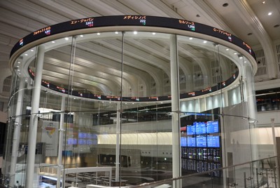 日経平均、今年最大の2600円超高　史上4番目の上げ幅に