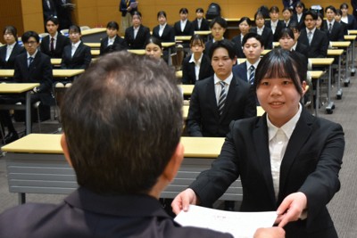 四国銀行で入行式　小林頭取「地域に不可欠な存在に」とエール