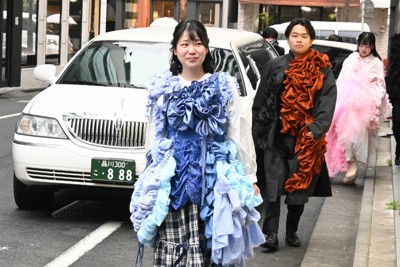 個性を最大限引き出す　広告代理店がオーダーメード衣装で入社式