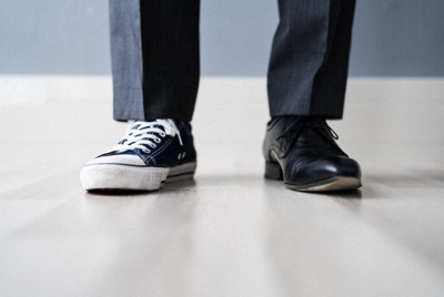 革靴業界「リピートがない」　新入社員がスニーカーになるわけ