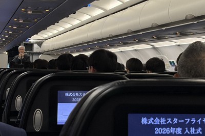 漆黒の機体と記念撮影　スターフライヤー、初の機内入社式　福岡