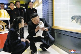 金正恩氏が「ペットショップ」視察　娘のジュエ氏も同行して子犬を抱っこ　生活が豊かなイメージを演出か