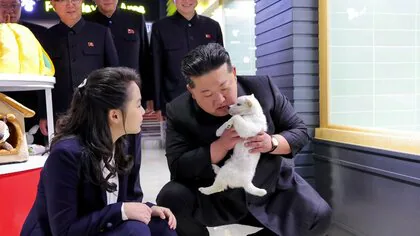 金正恩総書記が子犬を抱く姿　娘とペットショップなど視察　祖父・金日成主席誕生日を前に経済成長をアピールか