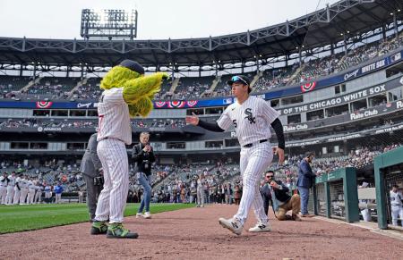 村上、安打とメジャーで初の敬遠　同点の九回２死二塁で
