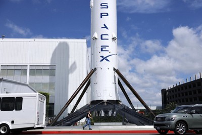 スペースX、時価総額320兆円超え目指す　米ブルームバーグ報道