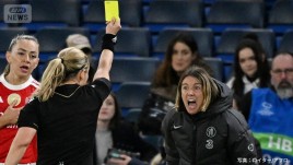 「最悪の行為だ！」&ldquo;髪の毛ひっぱり&rdquo;がノーファウル&hellip;チェルシー監督が激怒「VARは何をしてる？」被害選手は涙【女子CL】