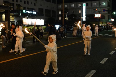 湯田温泉は連日お祭り　白狐に扮した子どもたちが練り歩く　山口