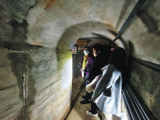 観光地の地下に広がる激戦地の名残　手掘りの坑道の先にあるものは　台湾・金門島〈海外便り〉