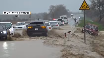 住宅濁流にのまれ男性死亡、冠水道路で動けない車を救出、赤い砂でオレンジに染まった街　世界各地で洪水被害
